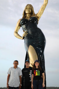 Fotografía cedida por la Alcaldía de Barranquilla que muestra al escultor Yino Márquez (i) y al alcalde de Barranquilla, Alejandro Char (c), posando frente a la estatua de la actriz colombiana Sofía Vergara este jueves, en el Malecón del Río en Barranquilla (Colombia). EFE/ Alcaldía de Barranquilla