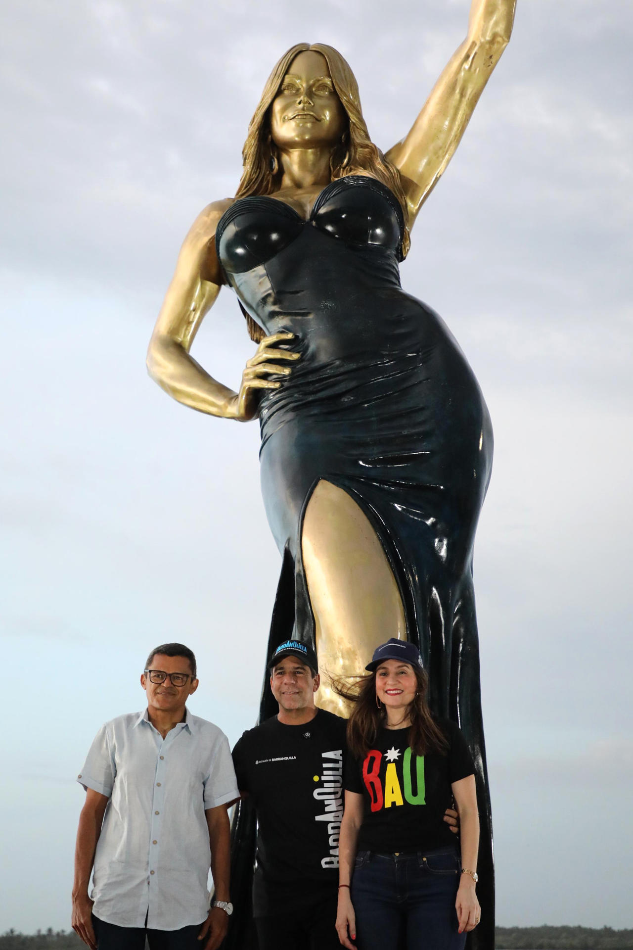Fotografía cedida por la Alcaldía de Barranquilla que muestra al escultor Yino Márquez (i) y al alcalde de Barranquilla, Alejandro Char (c), posando frente a la estatua de la actriz colombiana Sofía Vergara este jueves, en el Malecón del Río en Barranquilla (Colombia). EFE/ Alcaldía de Barranquilla
