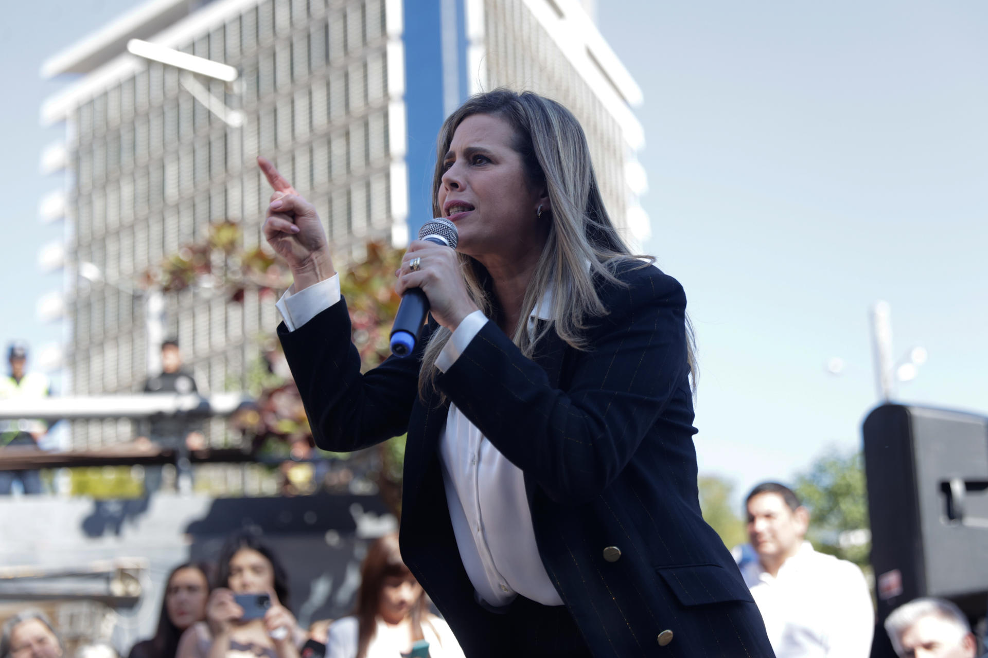 La exsenadora de oposición Kattya González habla durante el lanzamiento de su precandidatura a la Municipalidad de Asunción este lunes, en Asunción (Paraguay). EFE/ Juan Pablo Pino
