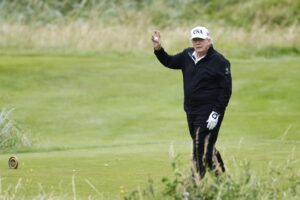 El presidente de EE.UU., Donald Trump, sostiene una pelota de golf mientras juega en el campo de golf Trump Turnberry durante una visita privada en Turnberry, Escocia, Reino Unido, el 27 de julio de 2025. EFE/EPA/TOLGA AKMEN