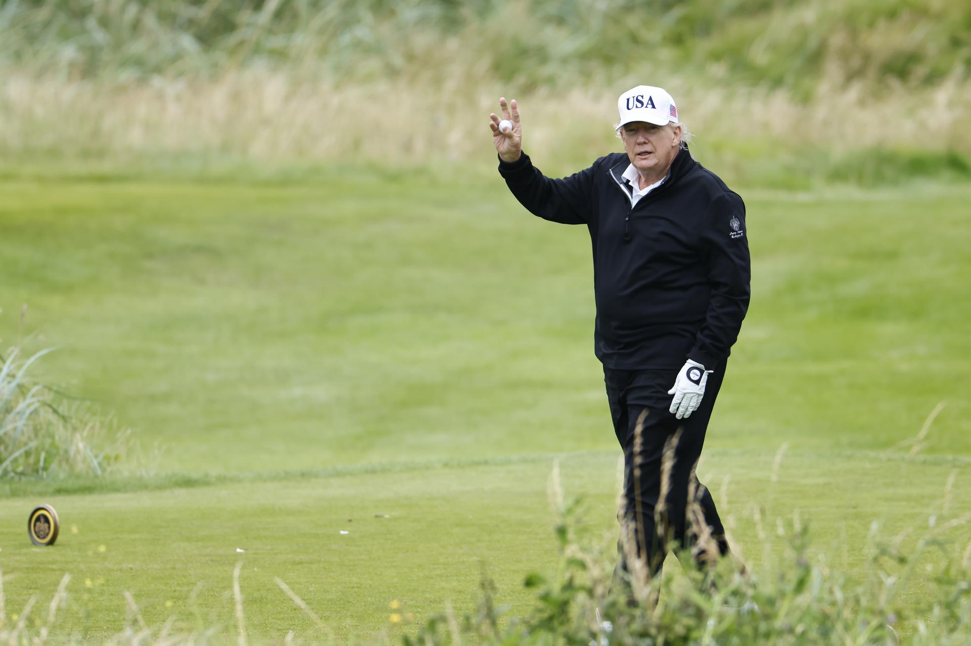 El presidente de EE.UU., Donald Trump, sostiene una pelota de golf mientras juega en el campo de golf Trump Turnberry durante una visita privada en Turnberry, Escocia, Reino Unido, el 27 de julio de 2025. EFE/EPA/TOLGA AKMEN