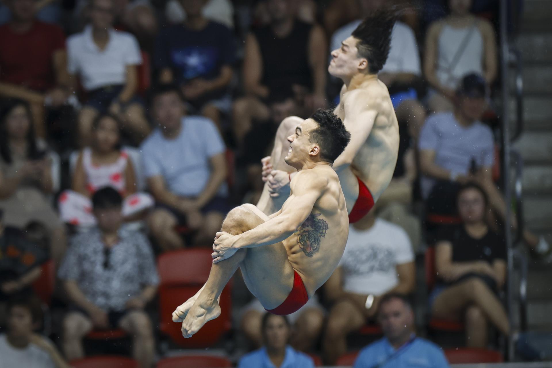 Juan Manuel Celaya Hernández y Osmar Olvera Ibarra de México compiten durante las finales de saltos sincronizados 3m masculinos en los Campeonatos Mundiales de Natación Singapur 2025. EFE/EPA/RUNGROJ YONGRIT
