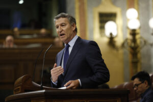 El líder del Partido Popular, Alberto Núñez Feijóo interviene durante el pleno del Congreso de los Diputados este miércoles. EFE/Mariscal