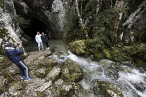 Imagen de la ruta que conduce a la Cueva de Ibón, en Navarra, que cumple con los requisitos para ser uno de los recorridos preferidos por los senderistas, según un estudio. EFE/ Jesús Diges/Archivo