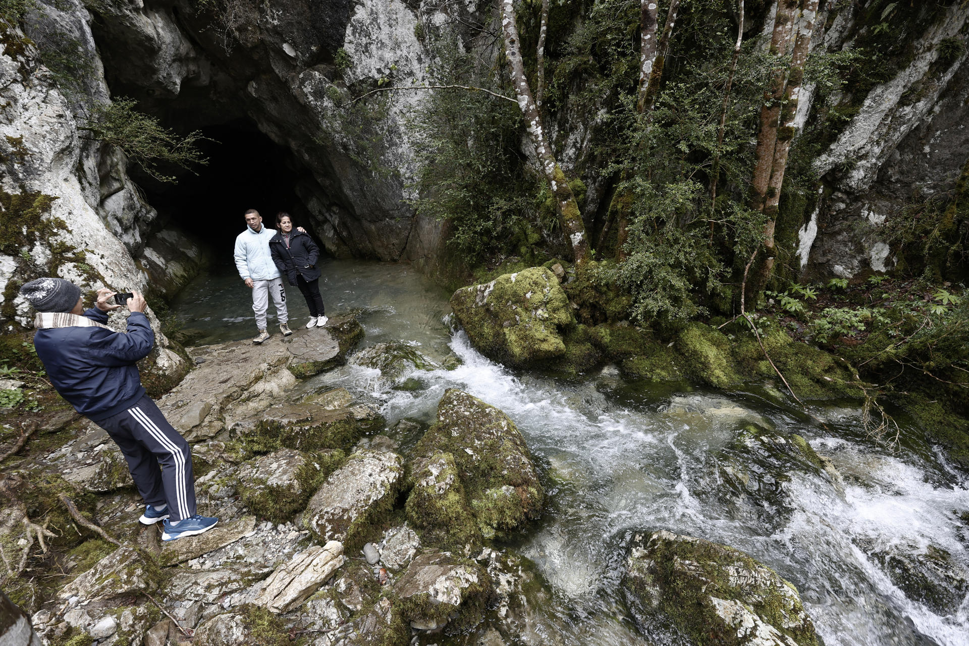 Imagen de la ruta que conduce a la Cueva de Ibón, en Navarra, que cumple con los requisitos para ser uno de los recorridos preferidos por los senderistas, según un estudio. EFE/ Jesús Diges/Archivo