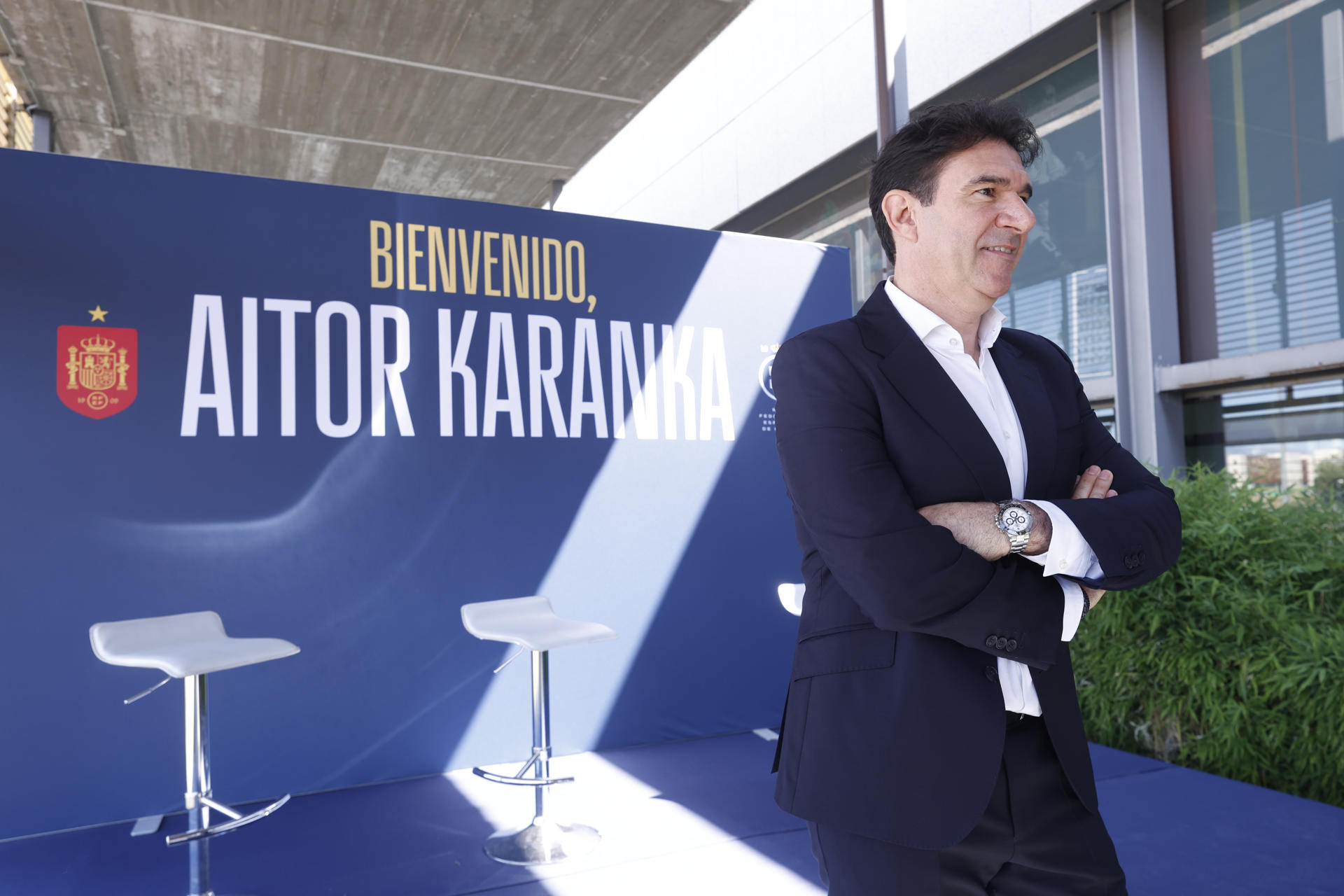 Aitor Karanka (i), nuevo director técnico de desarrollo y de la selección absoluta de fútbol, posa durante su presentación en la Ciudad del Fútbol de Las Rozas. EFE/ Javier Lizón