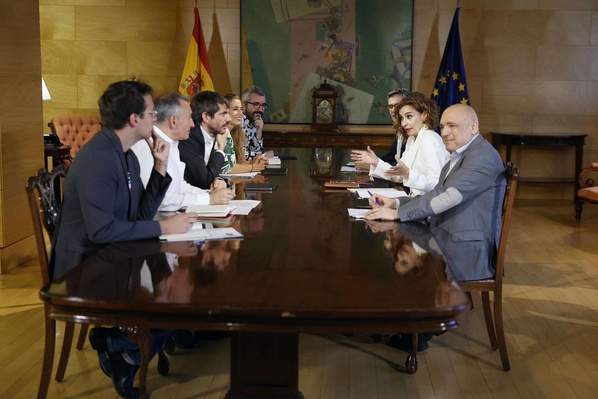 La vicepresidenta primera y ministra de Hacienda, María Jesús Montero (2d), y el ministro de la Presidencia, Justicia y Relaciones con las Cortes, Félix Bolaños (3d) (PSOE) se reúnen con el portavoz de Sumar y ministro de Cultura Ernest Urtasun (3i) y con otros miembros de Sumar, este miércoles en el Congreso de los Diputados en Madrid. EFE/Javier Lizón
