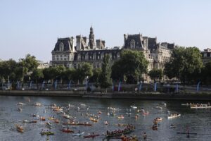 Participantes en el Festival del Sena pasan frente al Ayuntamiento de París mientras navegan en kayak, reman y practican paddle surf por el río como parte de las celebraciones del primer aniversario de los Juegos Olímpicos de París 2024. EFE/EPA/TERESA SUAREZ