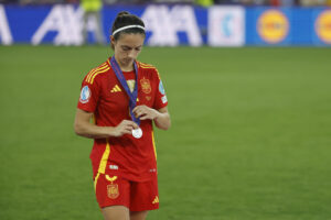 Las jugadora de la selección española, Aitana Bonmatí, tras recibir la medalla de subcampeonas de la final de la Eurocopa Femenina 2025, que han disputado este domingo frente a Inglaterra en el St. Jakob Park de Basilea (Suiza). EFE/ Ana Escobar.
