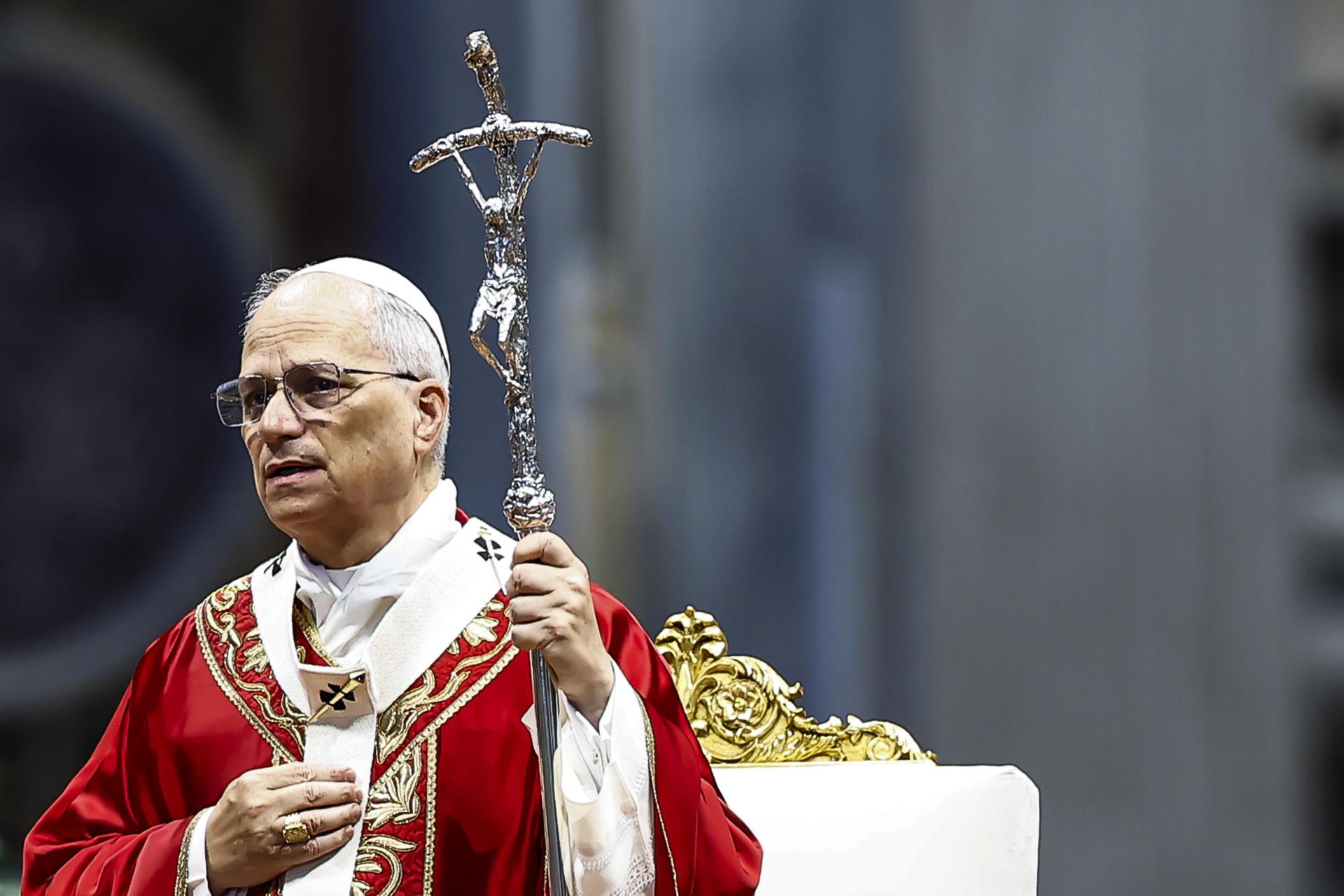 El Papa León XIV oficia la Santa Misa este domingo, en la Basílica de San Pedro, Ciudad del Vaticano. EFE/ Angelo Carconi