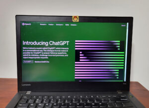 Fotografía de archivo de una computadora con la portada de ChatGPT, un programa de inteligencia artificial desarrollado por la empresa OpenAI. EFE/ Latif Kassidi