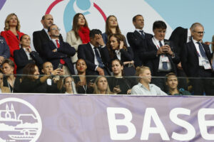 La princesa Leonor y la infanta Sofia, acompañadas por el presidente de la Federación Española de Fútbol, Rafael Louzán (2i), en el palco de autoridades antes del inicio del encuentro correspondiente a la final de la Eurocopa Femenina 2025 que disputan este domingo España e Inglaterra en el St. Jakob Park de Basilea (Suiza). EFE/ Ana Escobar.