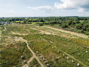Vista aérea de los alineamientos de Carnac, en el noroeste de Francia. Los alineamientos de Carnac, con sus casi 3.000 megalitos neolíticos erigidos en la costa bretona francesa (en el oeste del país), y sus alrededores aspiran a ser declarados la próxima semana Patrimonio de la Humanidad de la Unesco, un título que se sumaría al de ser el monumento megalítico más extenso del mundo. EFE/ Jeremy Jehanin Alcaldía De Carnac SOLO USO EDITORIAL SOLO DISPONIBLE PARA ILUSTRAR LA NOTICIA QUE ACOMPAÑA (CRÉDITO OBLIGATORIO)