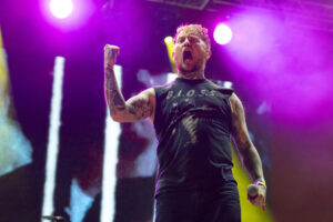 La banda de punk británica Sex Pistols durante el concierto que ha ofrecido hoy jueves en el Parc del Fórum, incluido en la segunda jornada del Festival Cruilla que se celebra en Barcelona. EFE/Marta Pérez