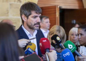 El ministro de Cultura, Ernest Urtasun, atiende a los medios . EFE/ Wifredo Garcia