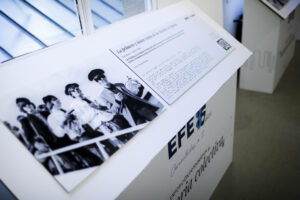 Imagen de archivo (25/04/2025) Vista de una de las fotografías que forman parte de la la exposición 'Tu memoria colectiva'. La llegada de Los Beatles al aeropuerto de Barajas.
EFE/David Fernández