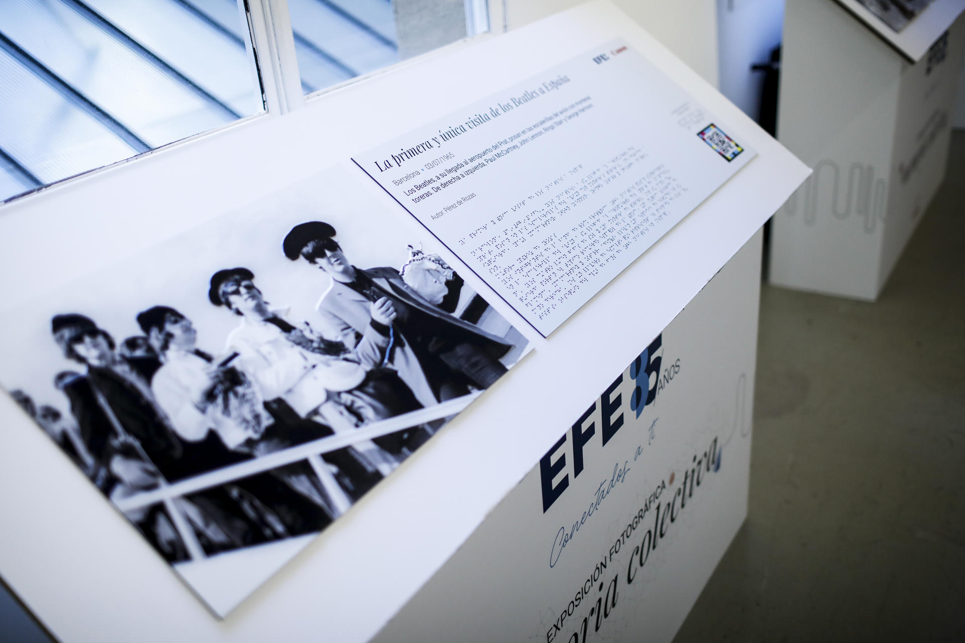 Imagen de archivo (25/04/2025) Vista de una de las fotografías que forman parte de la la exposición 'Tu memoria colectiva'. La llegada de Los Beatles al aeropuerto de Barajas.
EFE/David Fernández