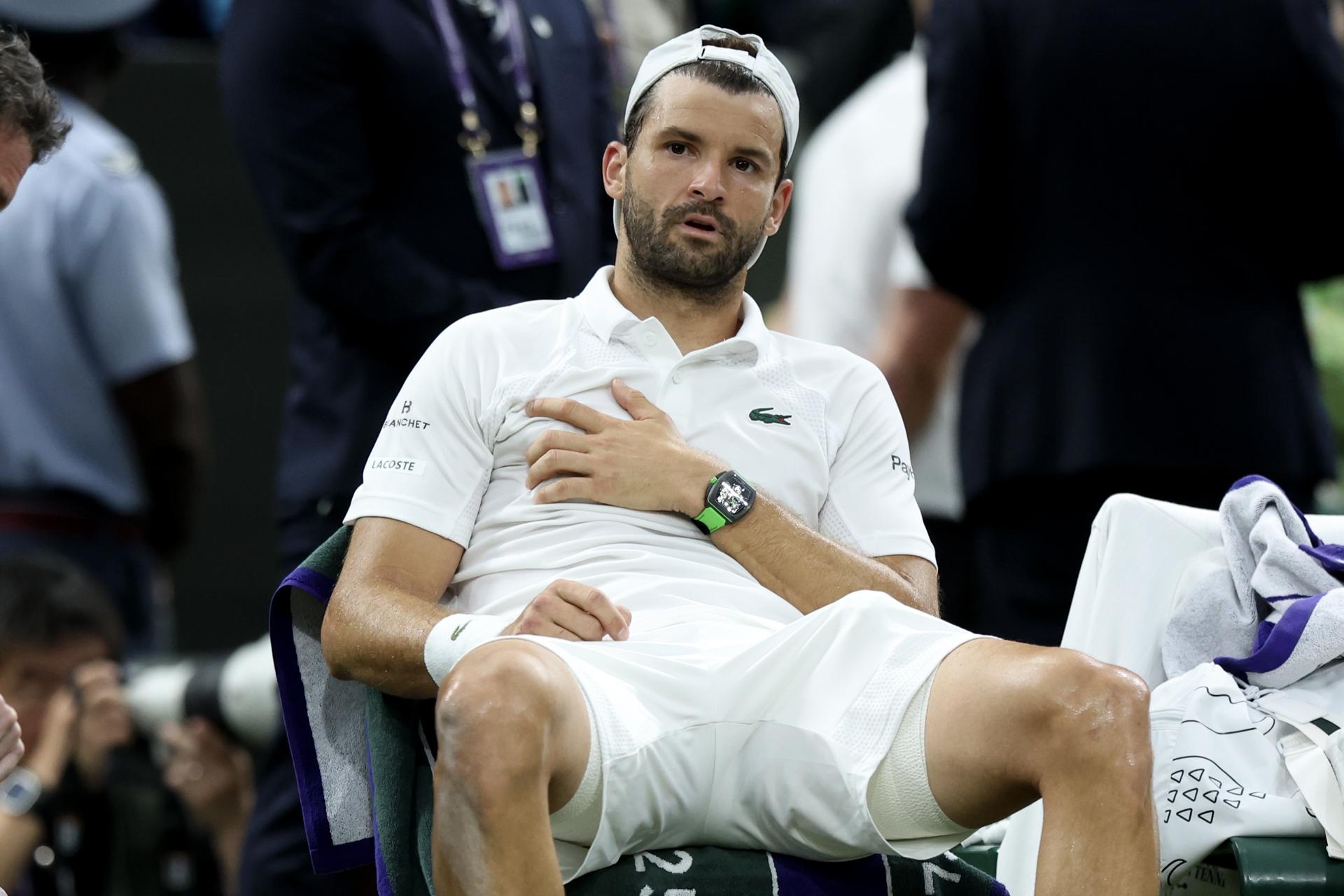 El búlgaro Grigor Dimitrov, atendido por el médico durante su partido ante el italiano Jannik Sinner, correspondiente a los octavos de final de Wimbledon. EFE/EPA/NEIL HALL EDITORIAL USE ONLY