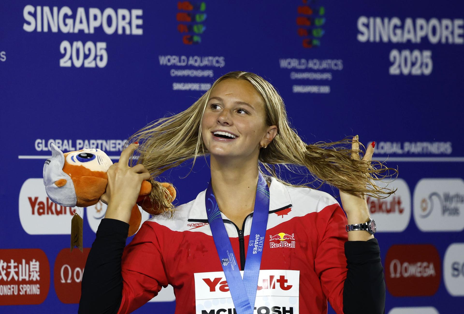 La canadiense Summer McIntosh Tras ganar la final de los 200 mariposa de los Mundiales de Singapur este jueves. EFE/EPA/RUNGROJ YONGRIT