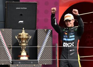 Lando Norris se impone en Gran Bretaña de F1 por delante de Oscar Piastri, sancionado, y Nico Hulkenberg. EFE/EPA/PETER POWELL