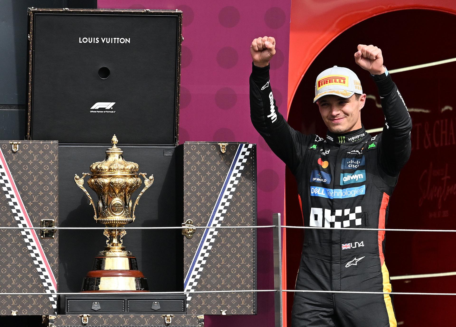 Lando Norris se impone en Gran Bretaña de F1 por delante de Oscar Piastri, sancionado, y Nico Hulkenberg. EFE/EPA/PETER POWELL