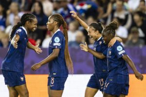 La francesa Sandy Baltimore (d) celebra con sus compañeras de equipo tras marcar el gol del 2-0 durante el partido de fútbol de la fase de grupos de la Eurocopa Femenina de la UEFA 2025 entre Francia e Inglaterra en Zúrich, Suiza, 05 de julio de 2025. (Francia, Suiza) EFE/EPA/MICHAEL BUHOLZER EDITORIAL USE ONLY EDITORIAL USE ONLY