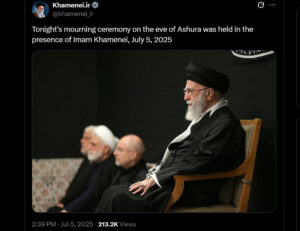 Imagen publicada en la cuenta oficial del líder supremo de Irán, Ali Jameneí @khamenei_ir en la red social X, que muestra a la máxima autoridad política y religiosa de Irán Ali Jameneí, quien apareció en público por primera vez desde la guerra con Israel. EFE/@khamenei_ir