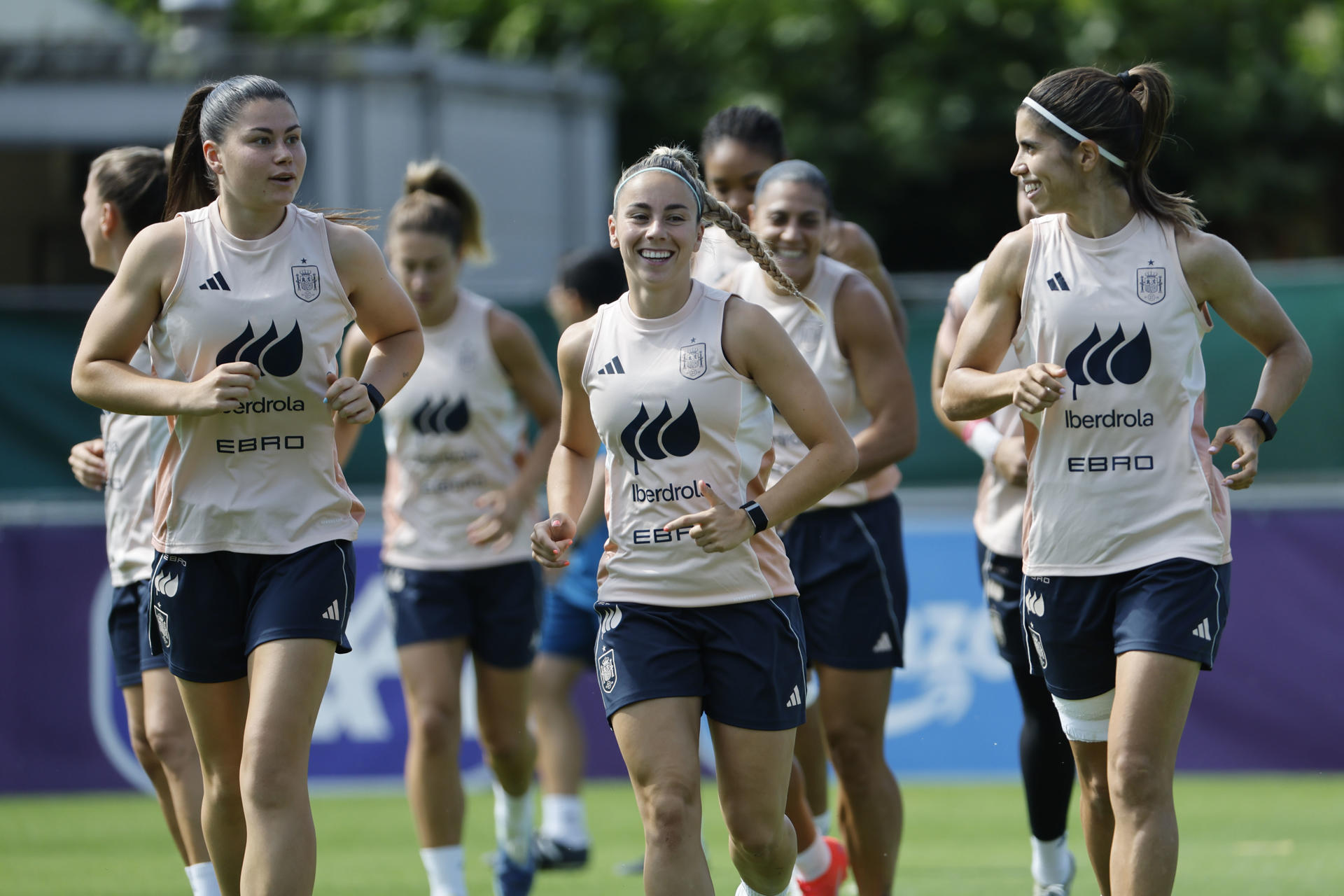Las jugadoras de la selección española de fútbol María Méndez (i), Athenea del Castillo (c) y Alba Redondo, durante el entrenamiento en Lausana, para preparar el partido de cuartos de final de la Eurocopa que disputan contra la selección de Suiza. EFE/ Ana Escobar