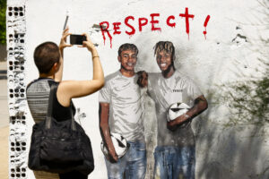 Fotografía de Quique García en la que puede verse en una imagen de archivo del 10 de julio de 2024 un grafiti del artista urbano TVBoy, en el que pide respeto para los internacionales españoles Lamine Yamal y Nico Williams. EFE