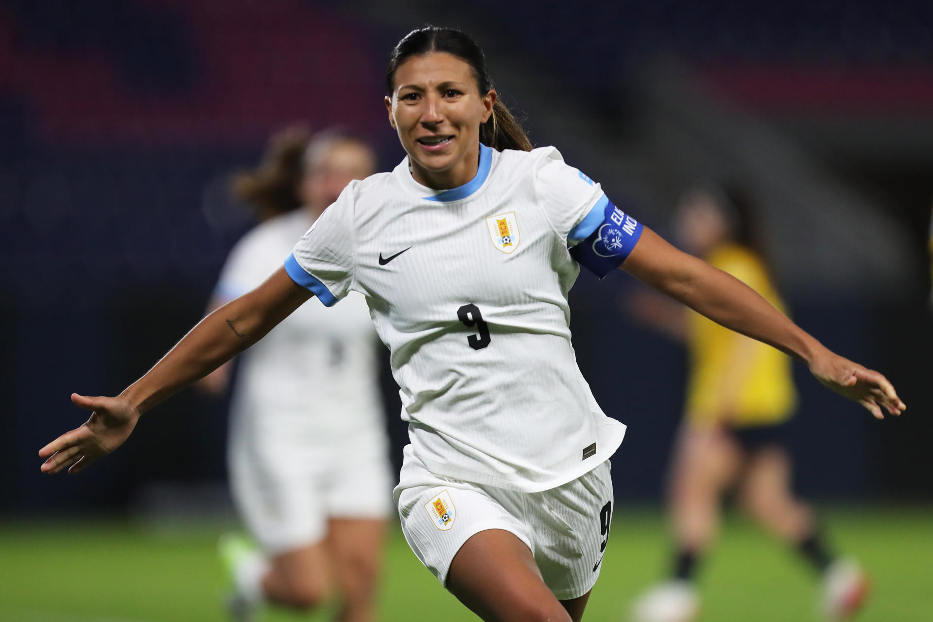 Pamela González celebra el segundo gol de Uruguay ante Ecuador en el estadio Banco Guayaquil, en Quito. EFE/Jóse Jácome