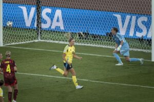 La sueca Fridolina Rolfo (C) celebra un gol de penalti durante el partido de la Eurocopa femenina jugado en Zúrich, Suiza. EFE/EPA/GAETAN BALLY