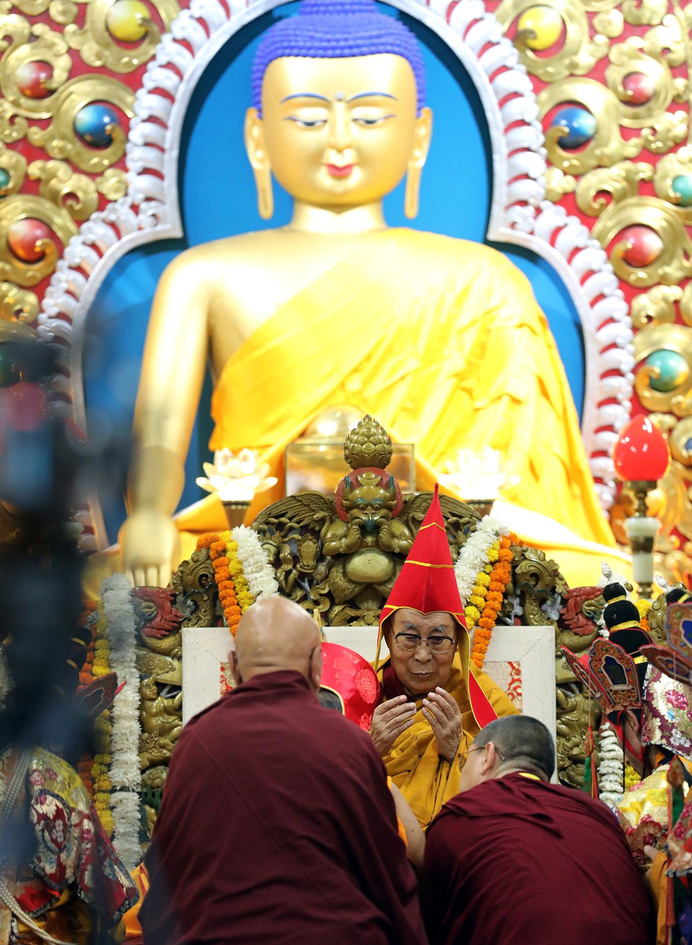 El líder espiritual del budismo tibetano, el dalái lama (C), asiste a una ceremonia de oración por su larga vida en el templo principal de los tibetanos de Tsuglagkhang en McLeod Ganj, cerca de Dharamsala, India, el 5 de julio de 2025. EFE/EPA/HARISH TYAGI