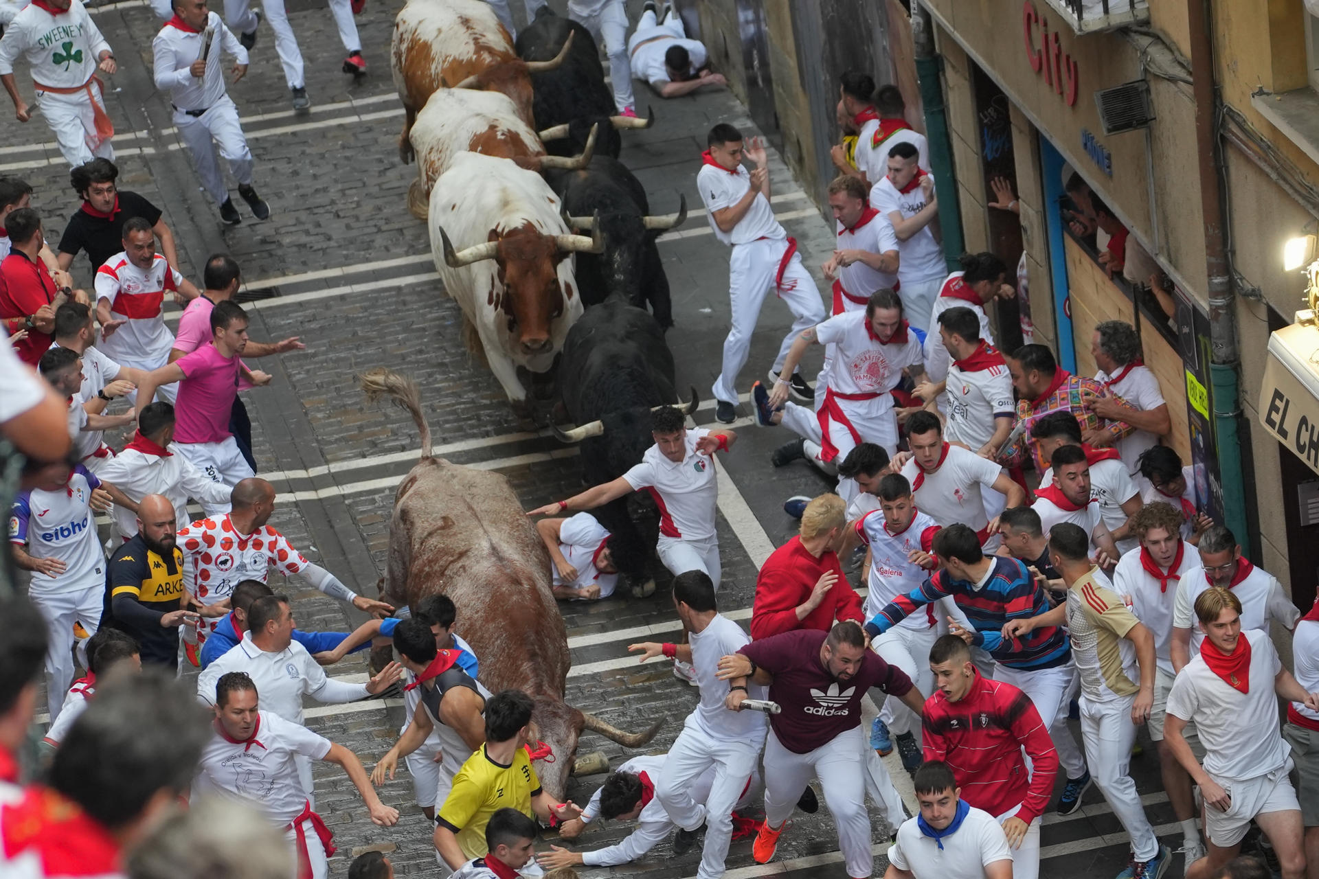 El futuro del encierro, el acto por excelencia más representativo de los Sanfermines, parece concitar práctica unanimidad sobre su permanencia en el tiempo. No así que no vaya a sufrir modificaciones obligadas por el excesivo éxito cosechado en las últimas décadas a costa de perder el purismo con el que lo pretendían guardar algunos pamploneses. EFE/ Ainhoa Tejerina