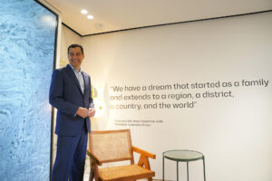 El presidente de la Junta de Andalucía, Juanma Moreno visitó este lunes un establecimiento de la empresa almeriense Cosentino, fabricante de superficies y materiales para la arquitectura y el diseño durante su viaje a Tokio , Japón, donde mantendrá una serie de encuentros empresariales e institucionales con el objetivo de potenciar los lazos económicos, turísticos y culturales entre la comunidad y el país asiático. EFE/Junta de Andalucía / SOLO USO EDITORIAL/SOLO DISPONIBLE PARA ILUSTRAR LA NOTICIA QUE ACOMPAÑA (CRÉDITO OBLIGATORIO)