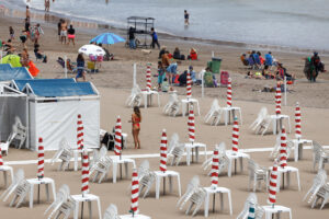 Fotografía de archivo de turistas tomando el sol en la playa en Mar del Plata (Argentina). EFE/ Vicente Robles