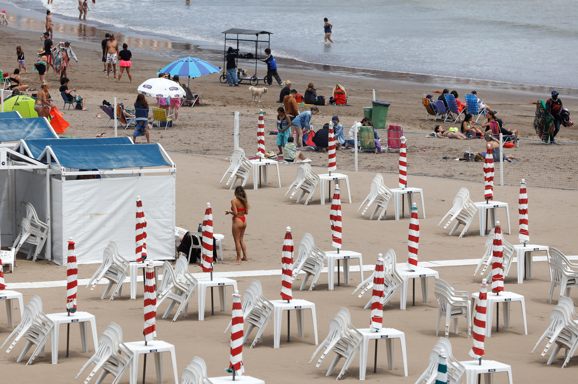 Fotografía de archivo de turistas tomando el sol en la playa en Mar del Plata (Argentina). EFE/ Vicente Robles