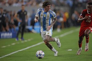 Fotografía de archivo de Rodrigo de Paul durante un partido de la Copa América 2024. EFE/CJ GUNTHER