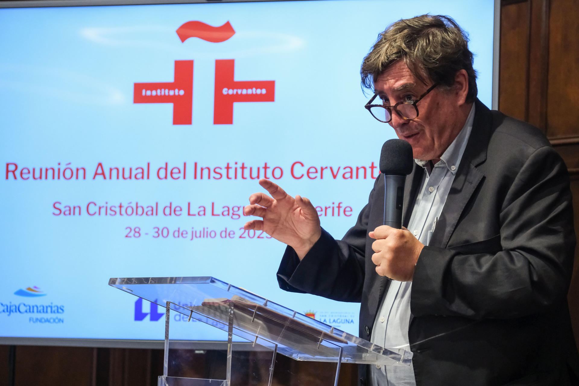 El director del Instituto Cervantes, Luis García Montero, participa este miércoles en el acto de cierre y presentación de conclusiones de la reunión anual de directores del centro que se ha celebrado durante tres días por primera vez en Canarias. EFE/Alberto Valdés