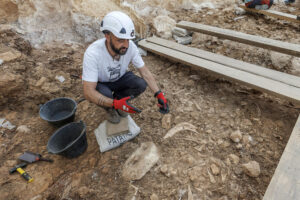 Trabajos en el yacimiento de Cueva Fantasma en Atapuerca. EFE/Santi Otero