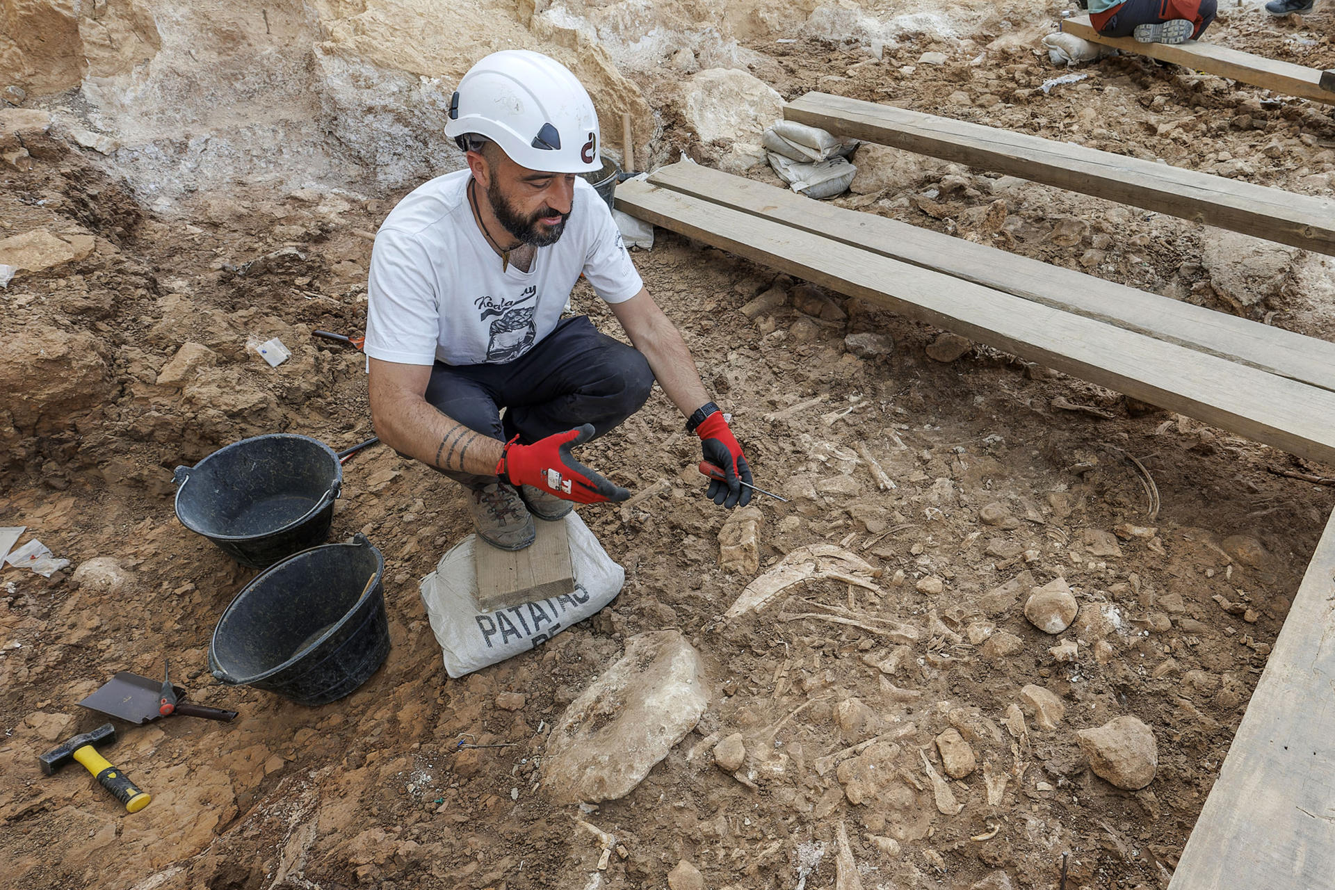 Trabajos en el yacimiento de Cueva Fantasma en Atapuerca. EFE/Santi Otero