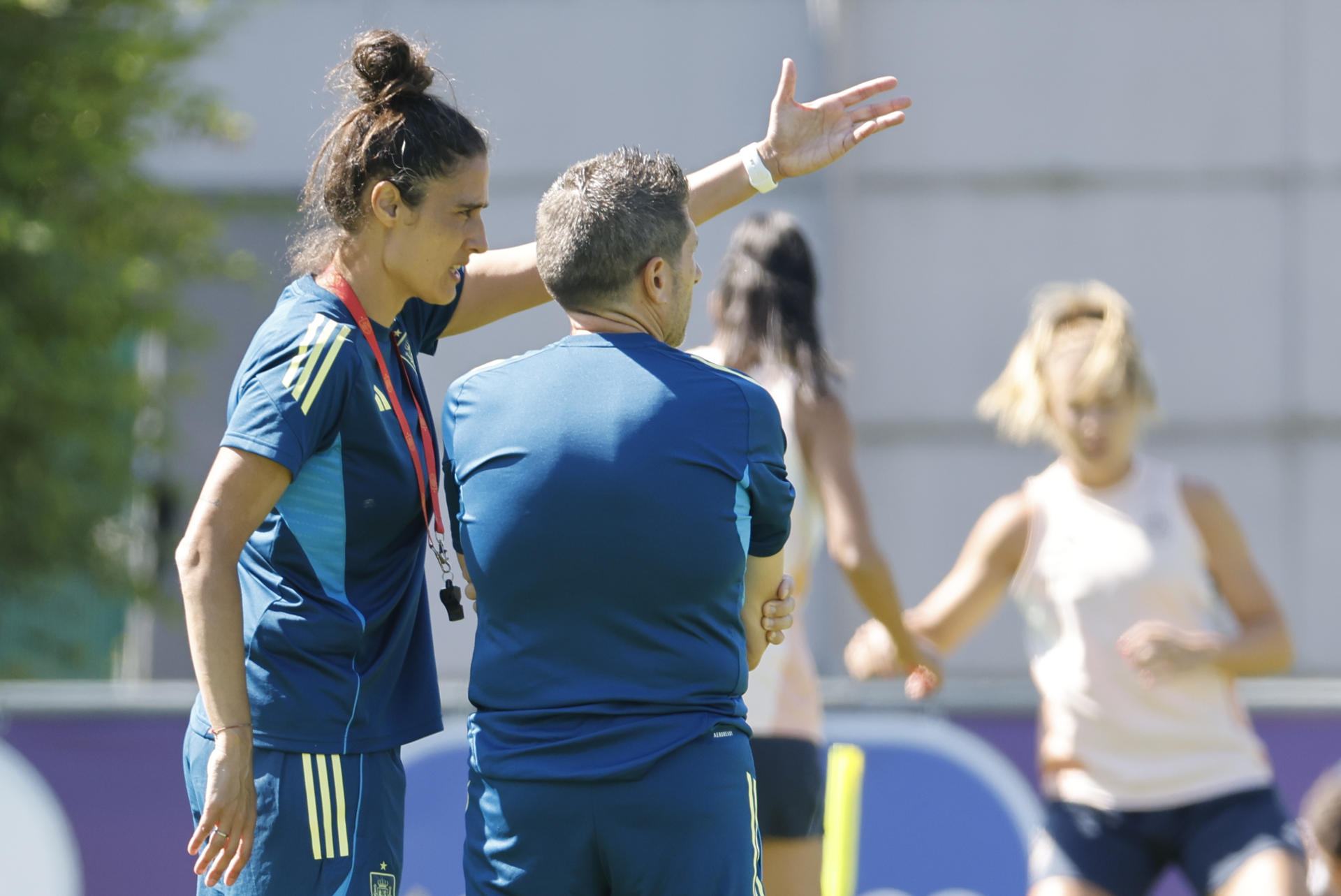 La seleccionadora nacional Montse Tomé da instrucciones al equipo durante el entrenamiento llevado a cabo este jueves en el estadio Juan Antonio Samaranch de Lausana, para preparar el partido de la fase de grupos, grupo B, de la Eurocopa que mañana viernes disputarán ante Italia en el Estadio Wankdorf de Berna. EFE/ Ana Escobar