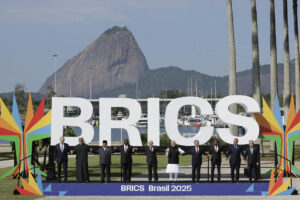 De izquierda a derecha el ministro de Relaciones Exteriores de Rusia Sergey Lavrov, el príncipe herdero de Abu Dhabi Khalid bin Mohamed bin Zayed al Nahyan, el presidente de Indonesia, Prabowo Subianto, el presidente de Sudáfrica, Cyril Ramaphosa, el presidente de Brasil, Luiz Inácio Lula da Silva, el primer ministro de la India, Narendra Modi, el primer ministro de China, Li Qiang, el primer ministro de Etiopía, Abiy Ahmed, el primer ministro de Egipto, Mostafa Madbouly y el ministro de Asuntos Exteriores de Irán, Abbas Araghchi, posan durante la apertura de la cumbre de los BRICS este domingo en Río de Janeiro (Brasil). EFE/Andre Coelho