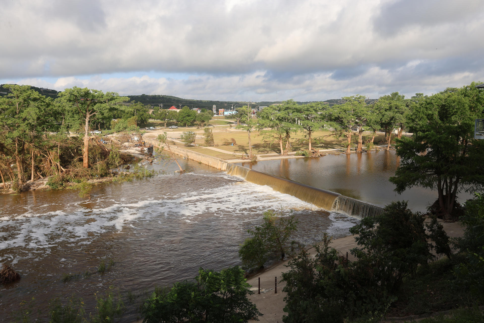 Fotografía del río Guadalupe este martes, en Kerville (Estados Unidos). EFE/ Octavio Guzmán