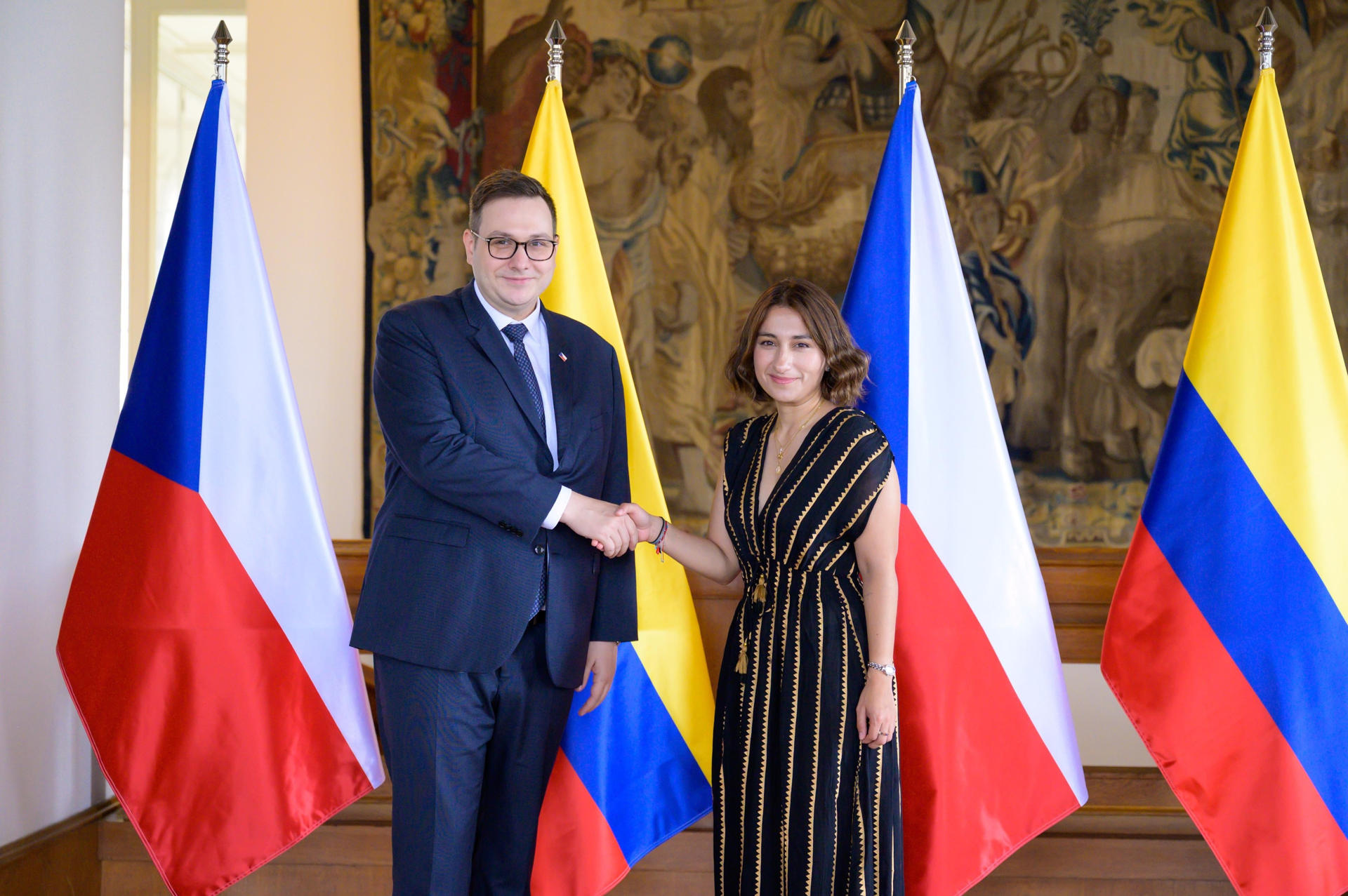 Fotografía cedida este viernes, 4 de julio, por la Cancillería de Colombia en la que aparecen la saliente canciller colombiana, Laura Sarabia (i), y el ministro de Asuntos Exteriores de la República Checa, Jan Lipavský (i), en Praga (República Checa). EFE/Cancillería de Colombia