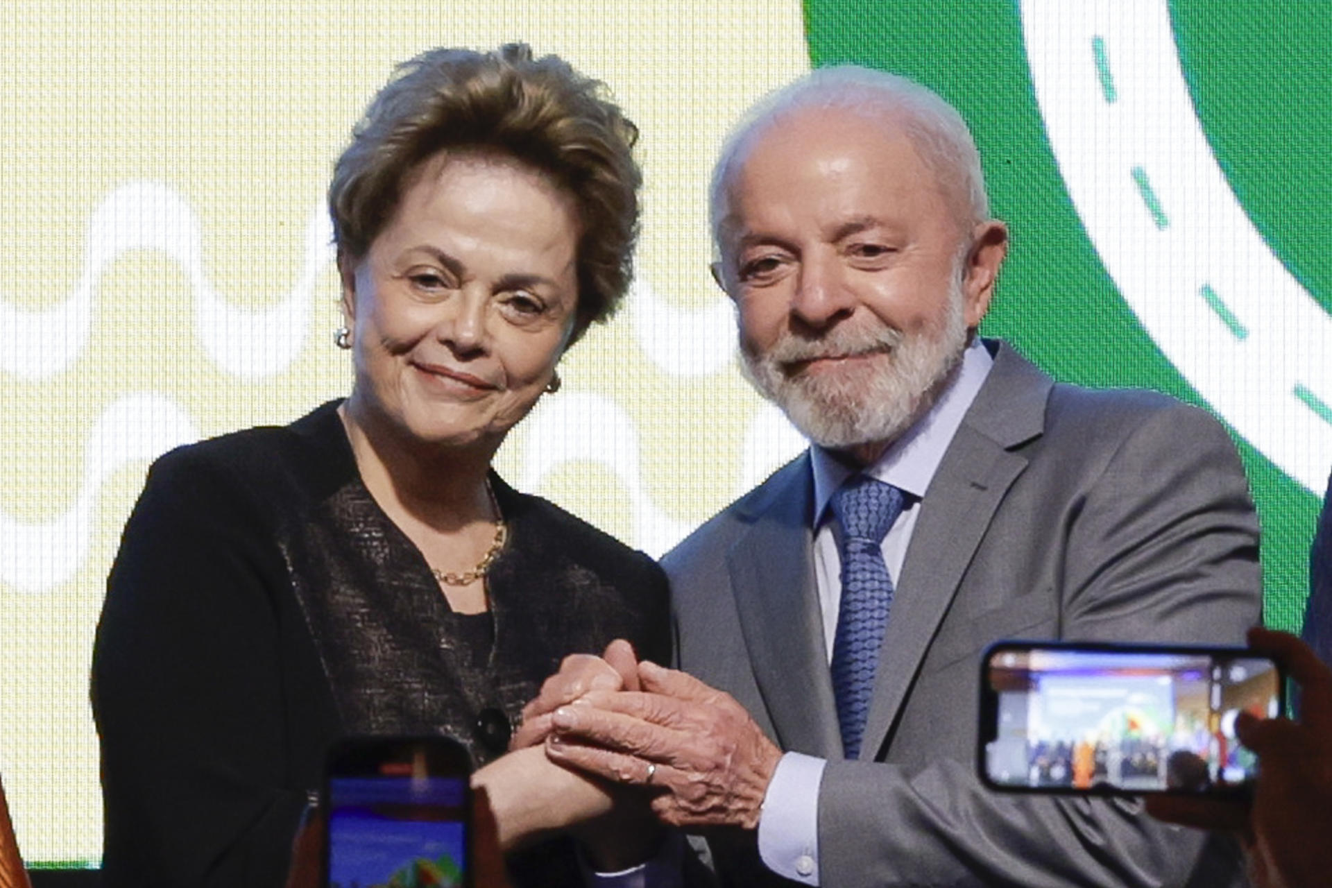 La presidenta del Nuevo Banco de Desarrollo, Dilma Rousseff (i), y el presidente de Brasil, Luiz Inácio Lula da Silva, al posar este viernes, 4 de julio, durante la ceremonia de apertura de la X Reunión Anual del Nuevo Banco de Desarrollo, en Río de Janeiro (Brasil). EFE/André Coelho