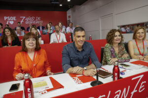 (i-d) La presidenta del PSOE, Cristina Narbona, el presidente del Gobierno y secretario general del partido, Pedro Sánchez, y la vicepresidenta primera y ministra de Hacienda, María Jesús Montero, durante el Comité Federal del partido este sábado, en la sede del PSOE en la madrileña calle de Ferraz. EFE/ Pablo Blázquez Domínguez POOL