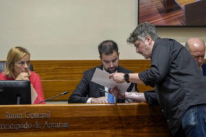El diputado por Iniciativa por Asturias Xavier Vegas (d) charla con miembros de la mesa de la comisión parlamentaria. EFE/Paco Paredes