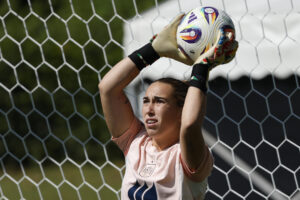 La guardameta de la selección española femenina de fútbol Cata Coll participa en un entrenamiento del conjunto en el marco de la Eurocopa 2025, en Lausana (Suiza). EFE/ Ana Escobar