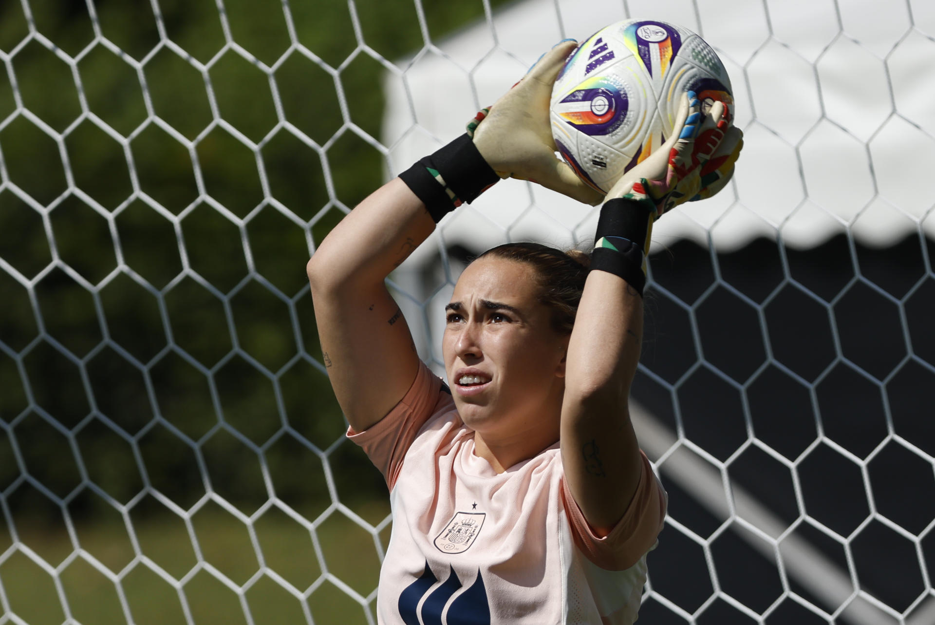 La guardameta de la selección española femenina de fútbol Cata Coll participa en un entrenamiento del conjunto en el marco de la Eurocopa 2025, en Lausana (Suiza). EFE/ Ana Escobar