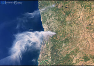 Imagen de uno de los satélites Sentinel-3 de Copernicus el 29 de julio, que muestra la gran nube de humo generada por los incendios forestales en la zona de Arouca, junto con una segunda columna de humo que se eleva desde los incendios forestales de Ponte de Barca. EFE/Unión Europea/Sentinel-3 CRÉDITO OBLIGATORIO SOLO USO PERMITIDO PARA ILUSTRAR LA NOTICIA QUE APARECE EN EL PIE DE FOTO SÓLO USO EDITORIAL